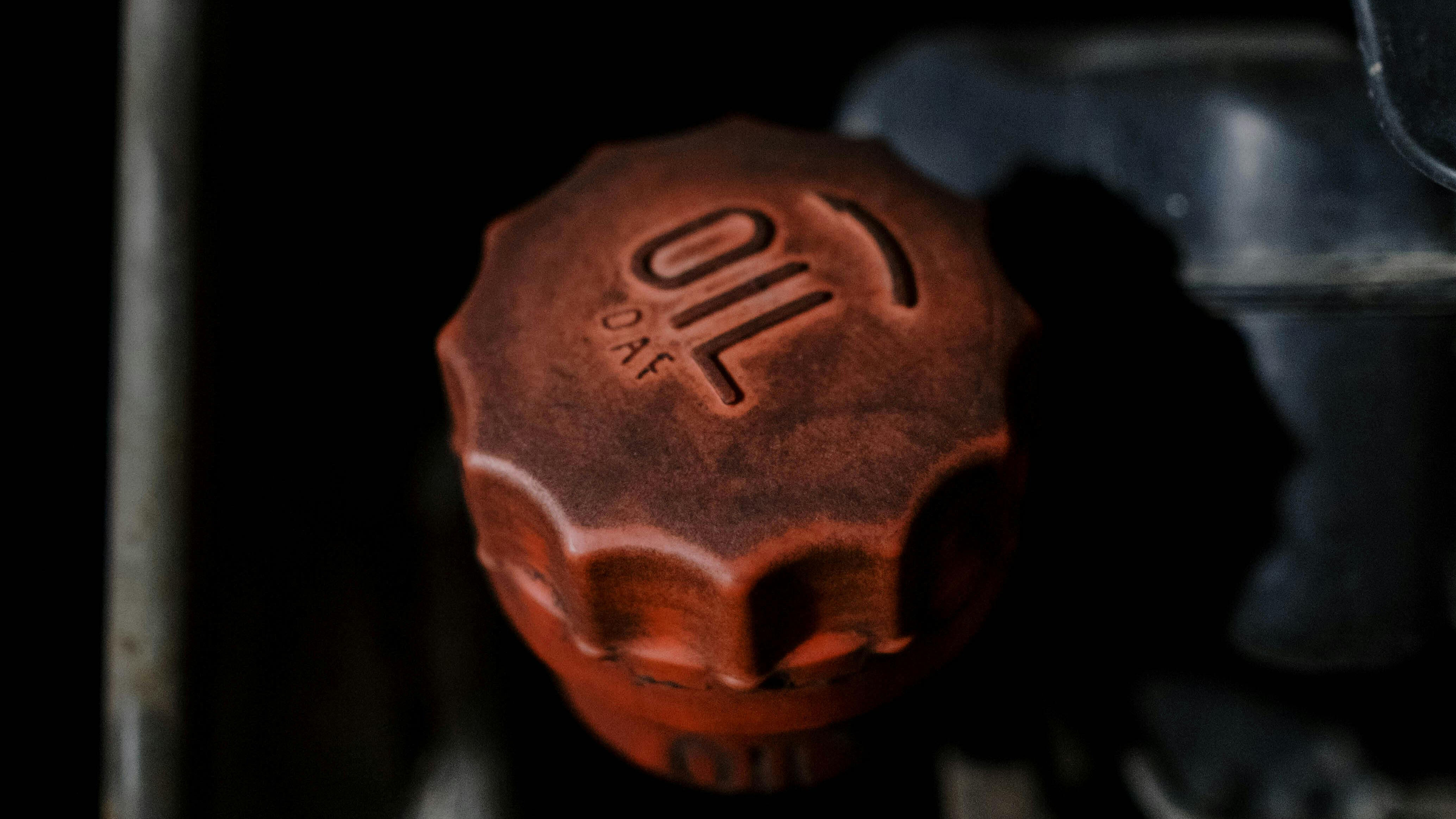 Ölwechsel Werkstatt Kosten – Mechaniker füllt Motoröl ein