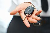 Käufer hält einen Autoschlüssel in der Hand