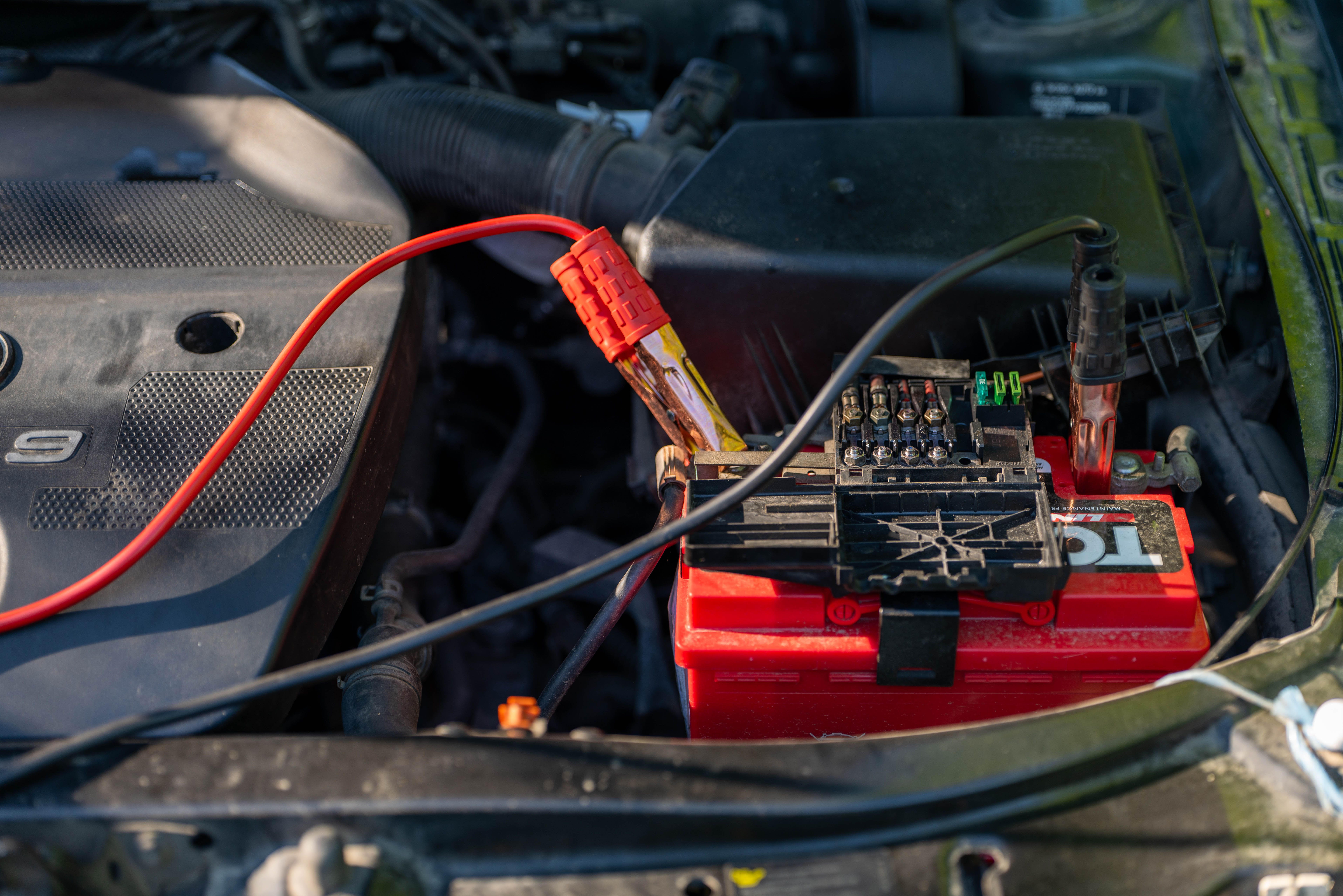 Starterbatterie eines Autos in einer Kfz-Werkstatt.