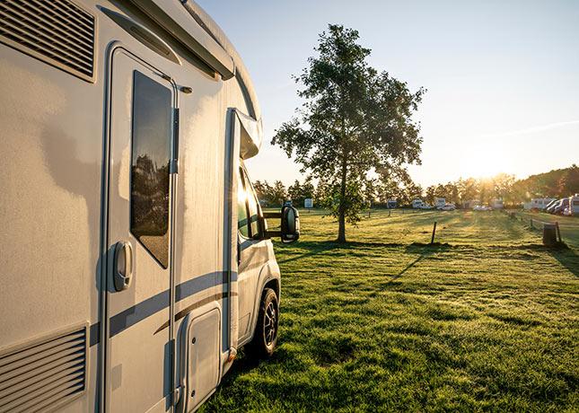 Wohnmobil mit Sonnenuntergang